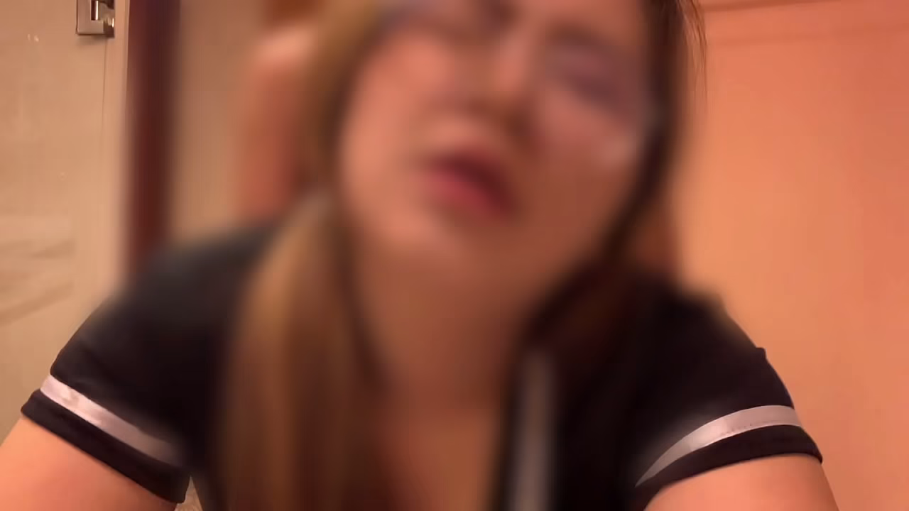亚洲眼镜女孩要求在立场上射精