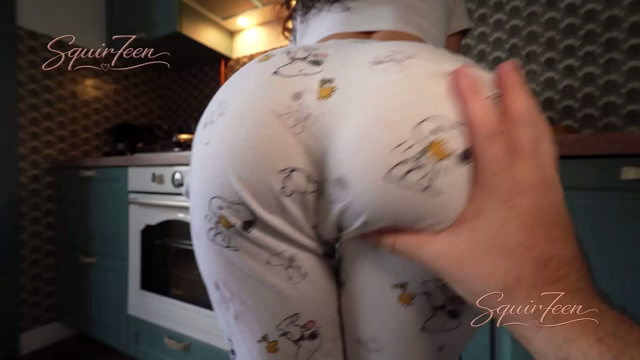 Hot 继母 fucks Stepson while she cooks dinner for my 继父