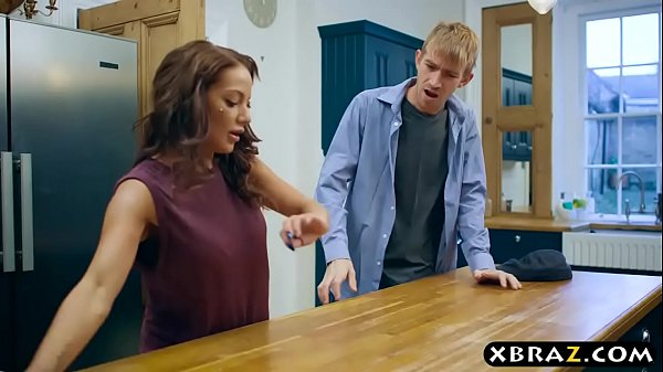 丰满的婆婆在厨房里引诱丈夫