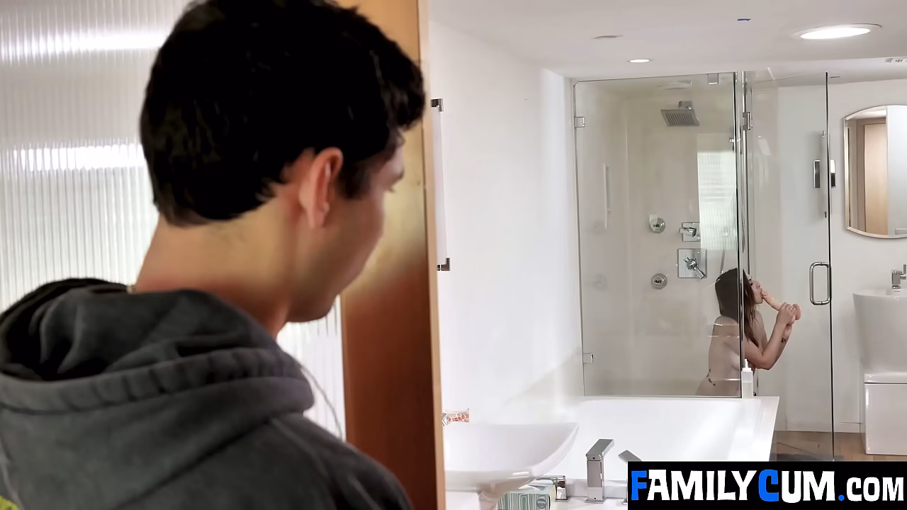 Pervy 继兄 Catches His Fit Stepsis Masturbating in the Shower and Fucks Her Tight Pussy