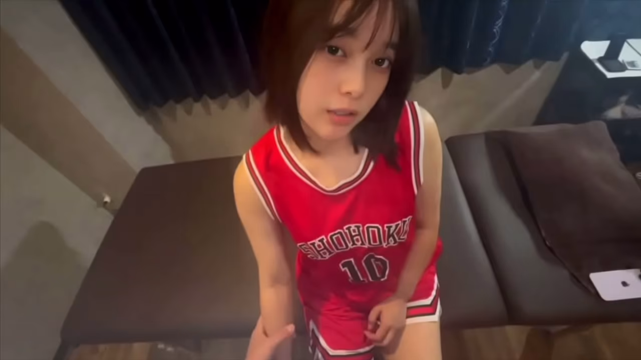 篮球队队长是一名女大学生，正在接受脊椎按摩师按摩她疲惫的身体，当他触摸她的下半身时，她开始索要阴茎。
