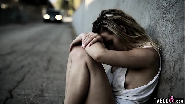 Homeless 年轻女性 picked up by a charitable man and fucked