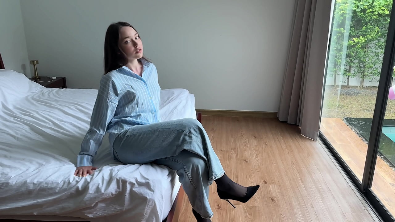 性感的恋足癖宝贝穿着牛仔裤给口交和硬他妈的