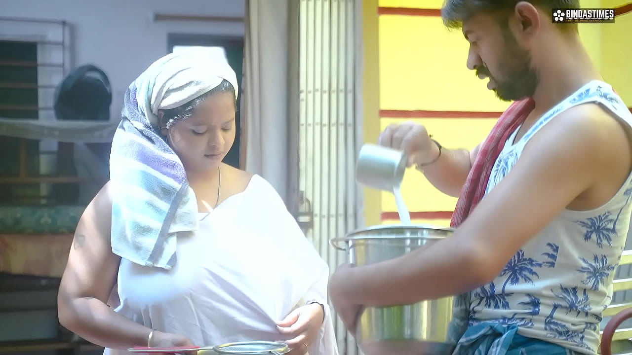 德西印度牛奶男看到 Bhabhi ji 巨大的乳白色胸部后操她（印地语音频）