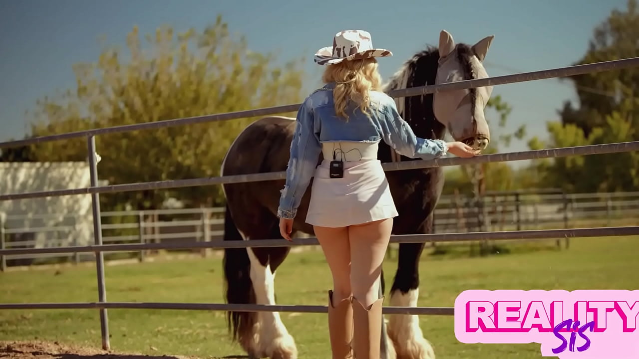 Country Girl River Lynn Shows new 继兄 How She likes to Get Down & Dirty - S2:E1