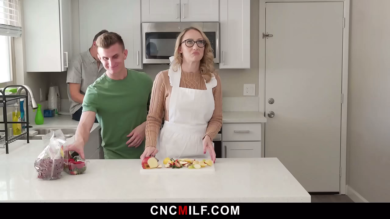 Stepson Fucks a Pie During No Nut November and His 继母 Helps Him Clean Up With Her Pussy