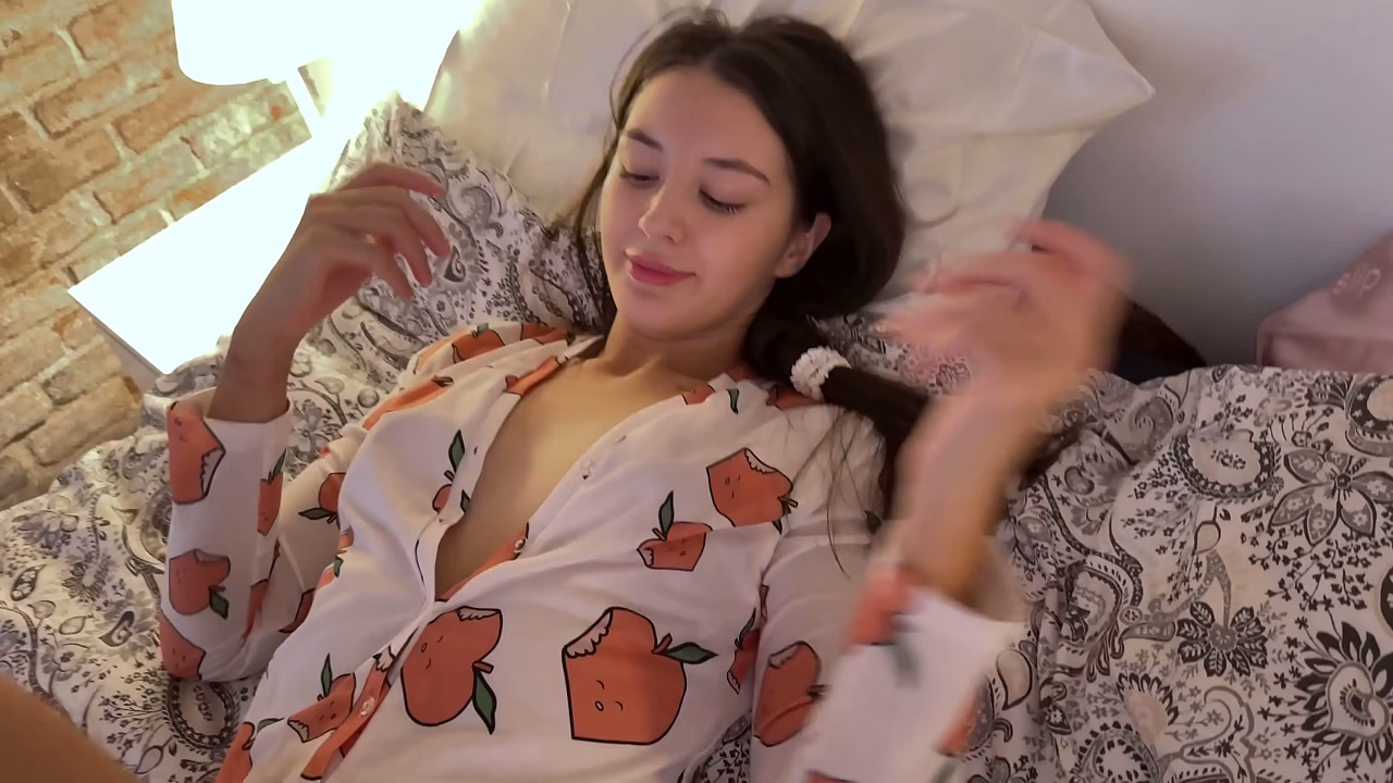 Step Sis Lose 青涩ity with 继兄 But Suddenly Condom Broke and He Cum In Her Pussy...