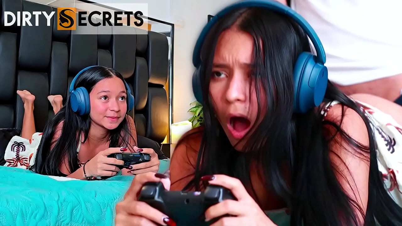 I FUCK MY 继姐 WHILE SHE PLAYS VIDEO GAMES