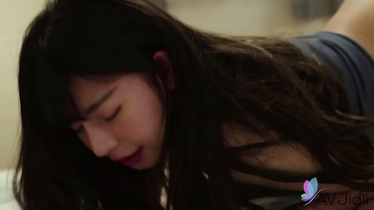 中国家庭主妇 Ranako 渴望火辣的性爱。