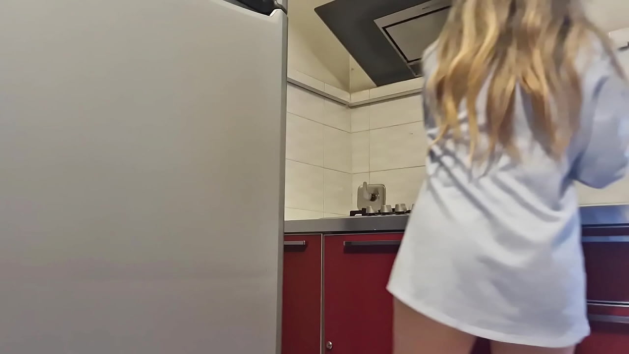 辣妹清理炉子并变热