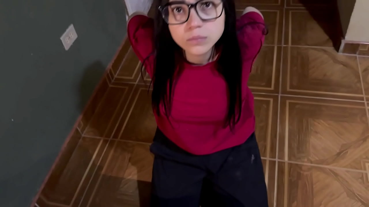 满足我的继表弟的需求 我不知道该怎么对待我贪得无厌的继表弟。她来了，说我想吸它。