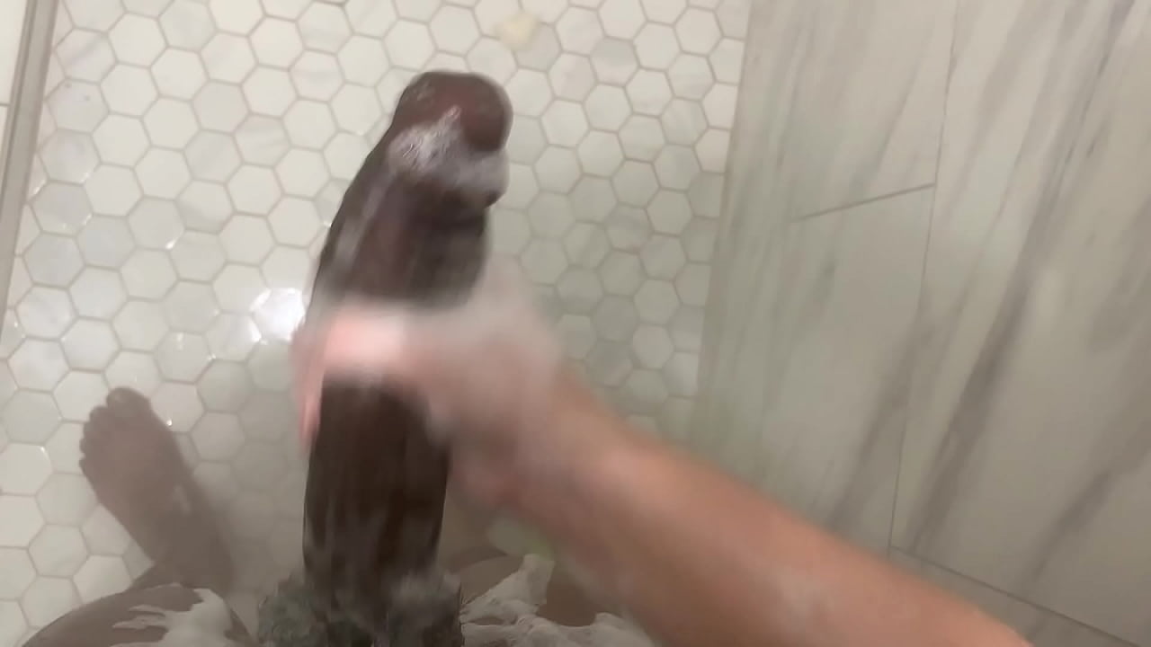 继兄 sneaks in bathroom while 继姐 shower, she caught him spying and made him get in, her ass is so fat and pussy is so wet she will make you cum quick