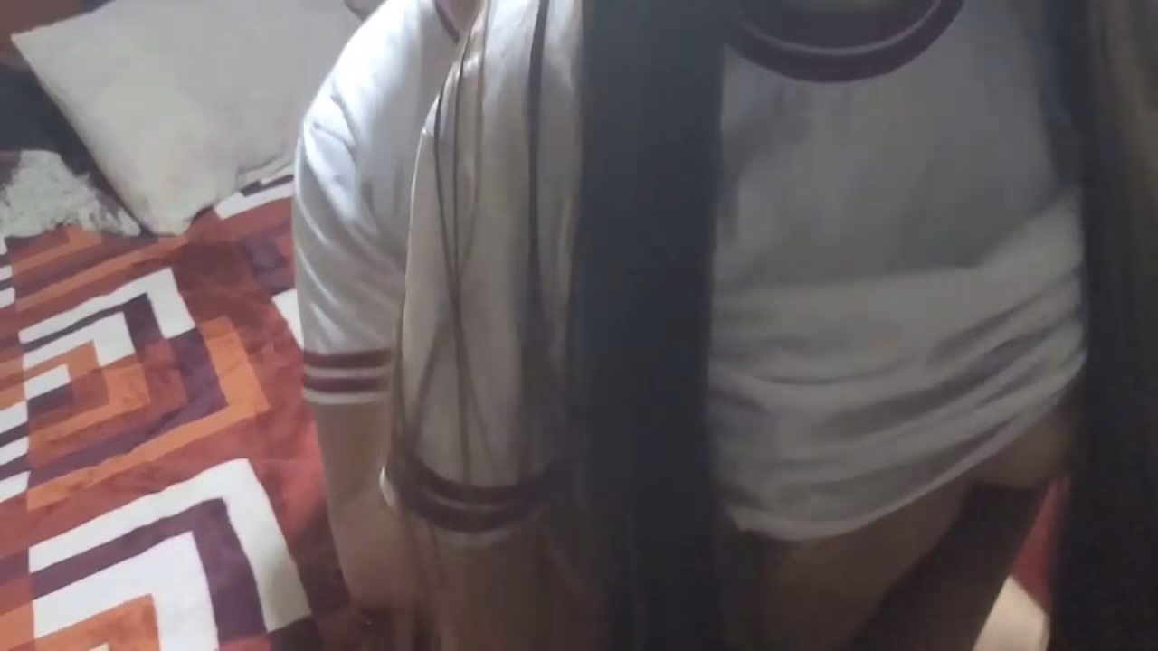 她的老板差点就抓住我们了！！！！我脱下我同学的短裤和裤子并插入了她！去上课唯一的好处就是操她美味的屁股！