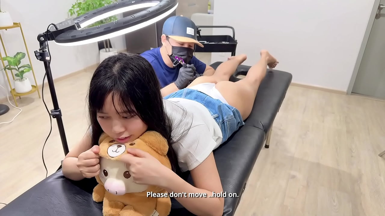 可爱的女孩在欲火中诱惑她的纹身师