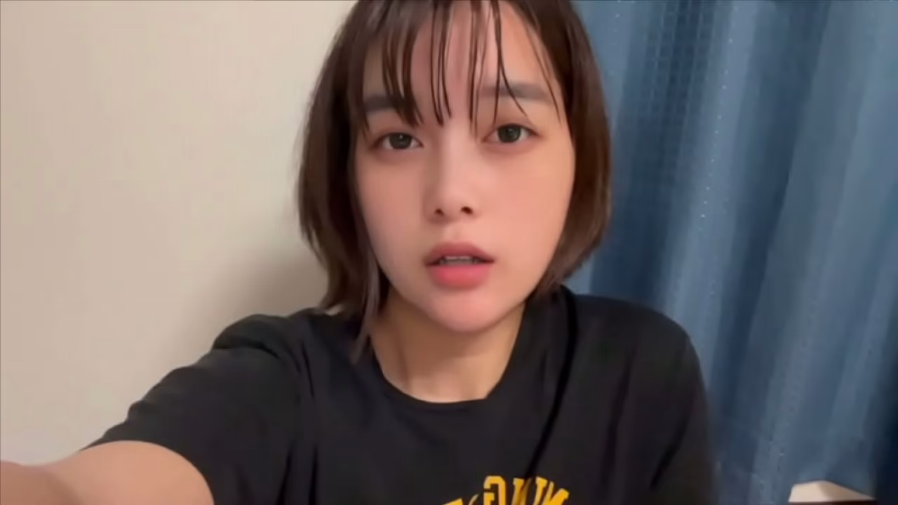 A 大学生 masturbates wearing tight jeans that smell like a pussy that hasn't been washed in a month