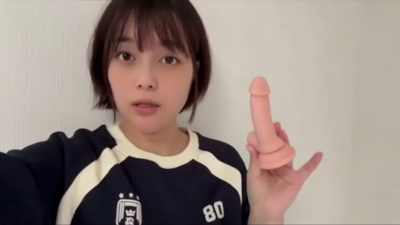 这就是大学生自慰的样子。我的小阴茎让它更加令人愉悦。 【女大学生自慰Vlog】
