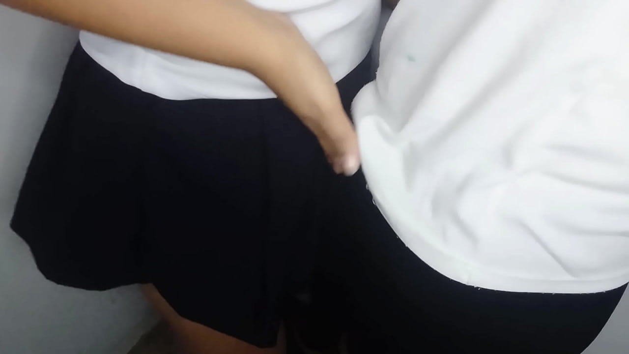 饥渴的学生夫妇站在教室的角落里乱搞，最后中出