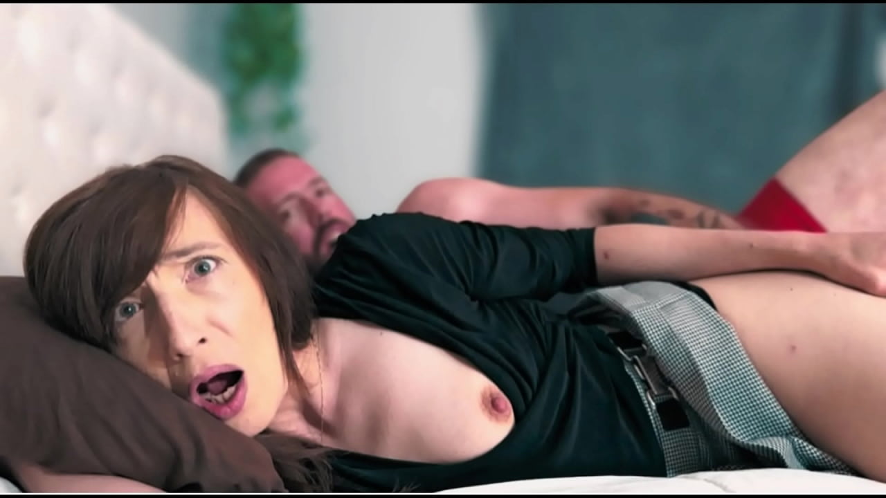 I sneak into my 继母s bed and FUCK HER - Leaving her creampied. OMG THE CUM.