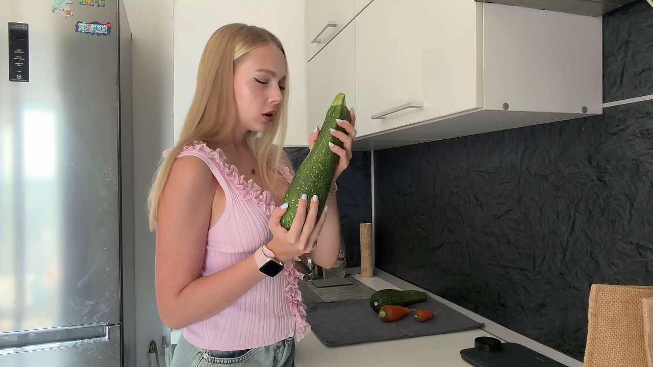 STEPSON'S BIG DICK OR A ZUCCHINI? 继母 CHOOSE WHERE TO SIT WITH HER HUGE ASS.