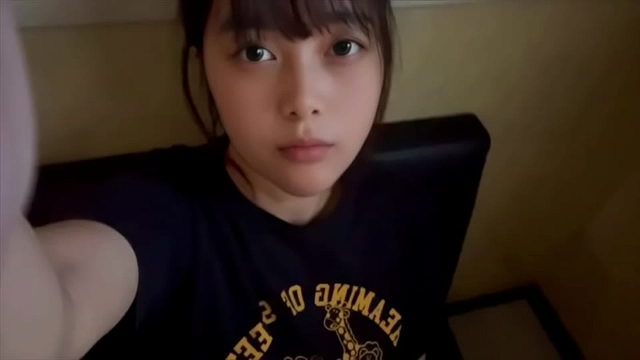 一名女大学生在卡拉 OK 的包房里独自自慰，用的是她刚刚学会的技巧。