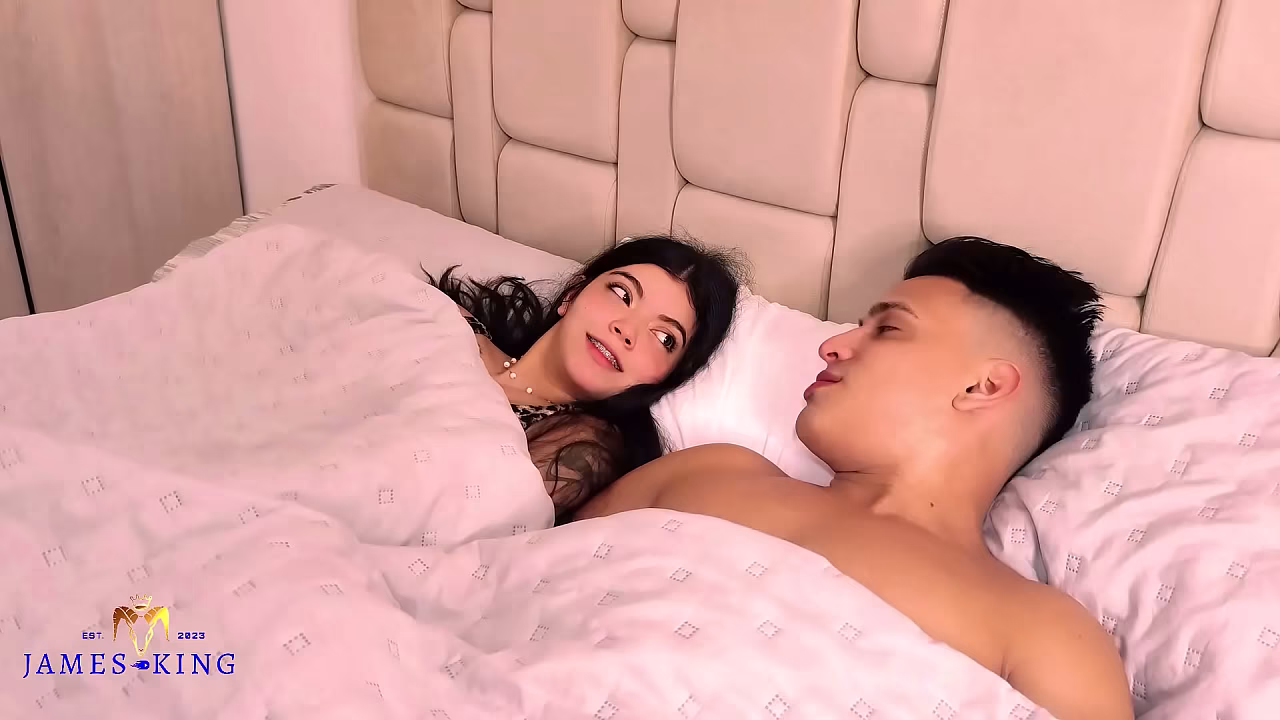 My slutty 继姐 is cold and comes into my room for me to warm her up