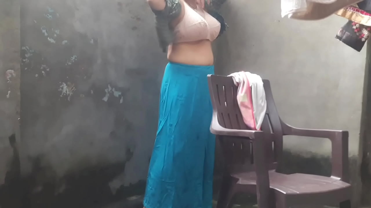 妻子在户外院子里洗澡