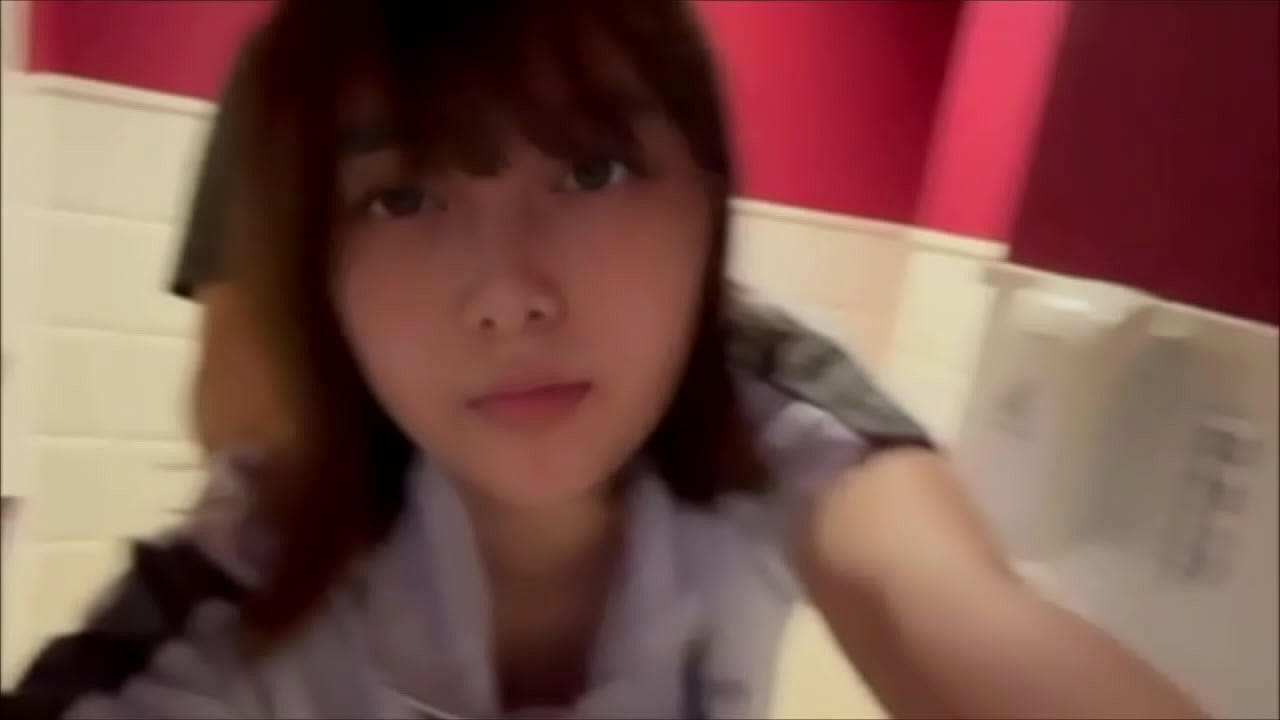 一对在铜管乐队俱乐部工作的年轻夫妇，成绩很好，是一名优等生，在她父母外出期间，与她的大鸡巴男友发生了性关系