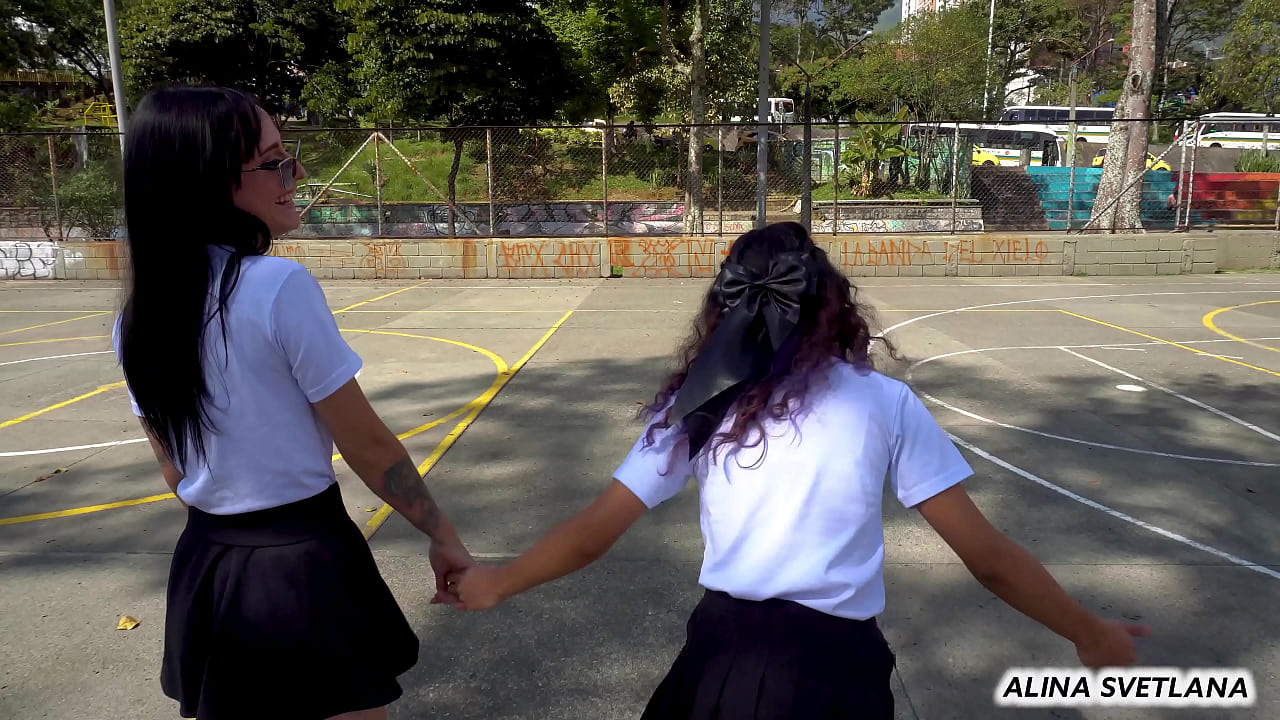 两名叛逆学生退学去享受激情的女同性恋乐趣