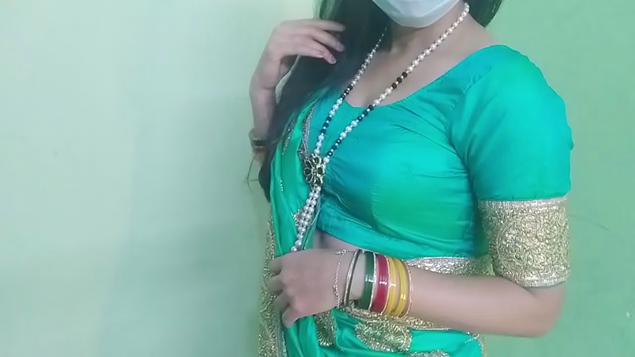 水从 Shikha Bhabhi 的阴户流出