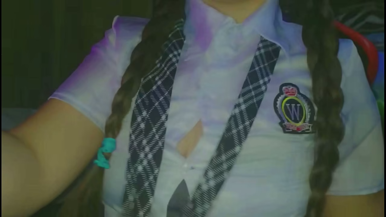 欲火中烧又害羞的学生第一次尝试用网络摄像头自慰