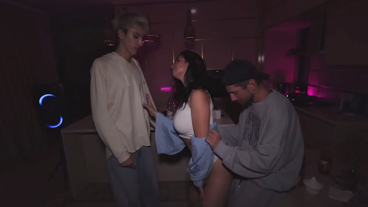 巨乳美女在家庭聚会上欺骗男友并在他面前潮吹