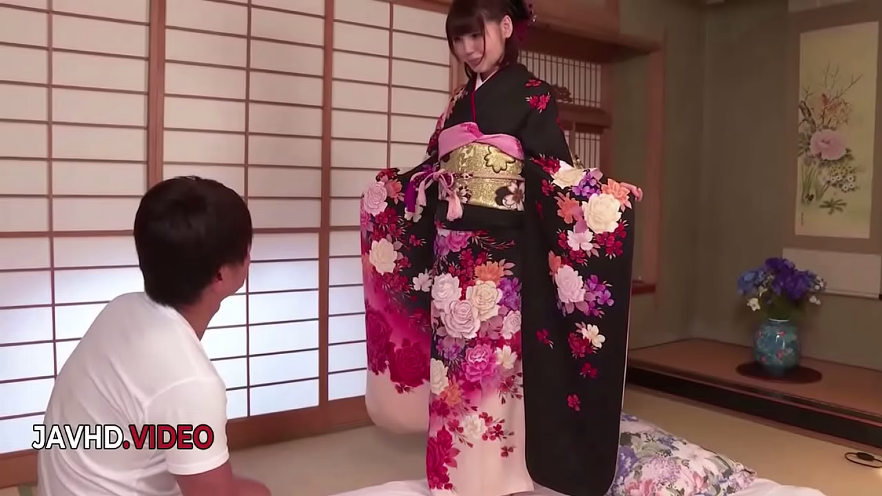 穿着和服的 Yua Ariga 获得铁杆中出动作