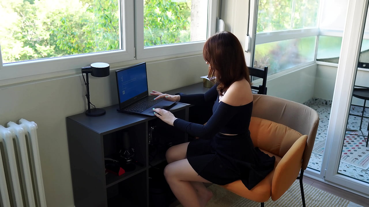 继母 broke my laptop to have sex with me!