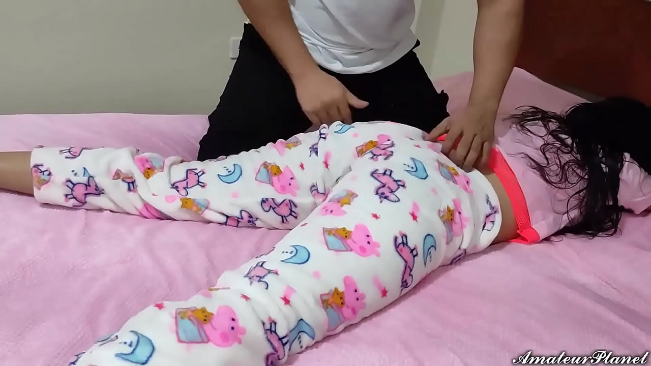 通过按摩欺骗无辜女孩来照顾她