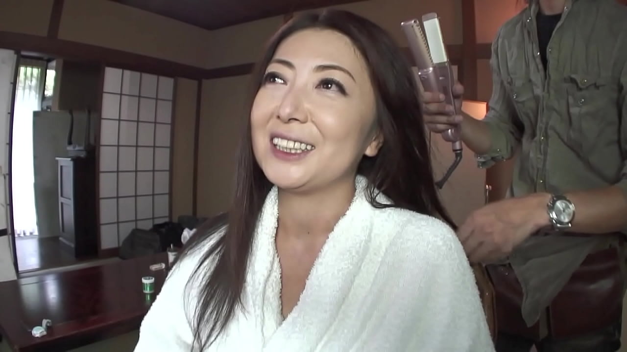潮吹女王 - 美丽的日本成熟妻子正在制作她的第一个成人视频