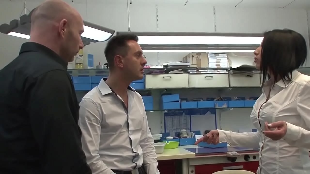 假头用他们惩罚他的两名员工来操他。