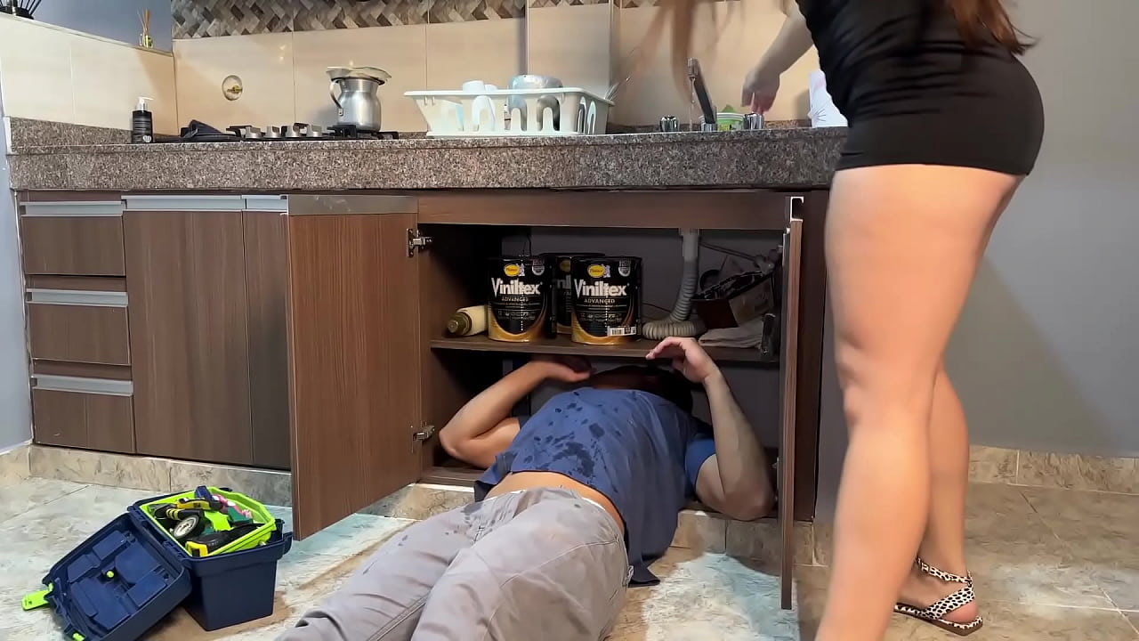 哥伦比亚小女孩雇了一名水管工，最后把它固定在她紧绷的屁眼里