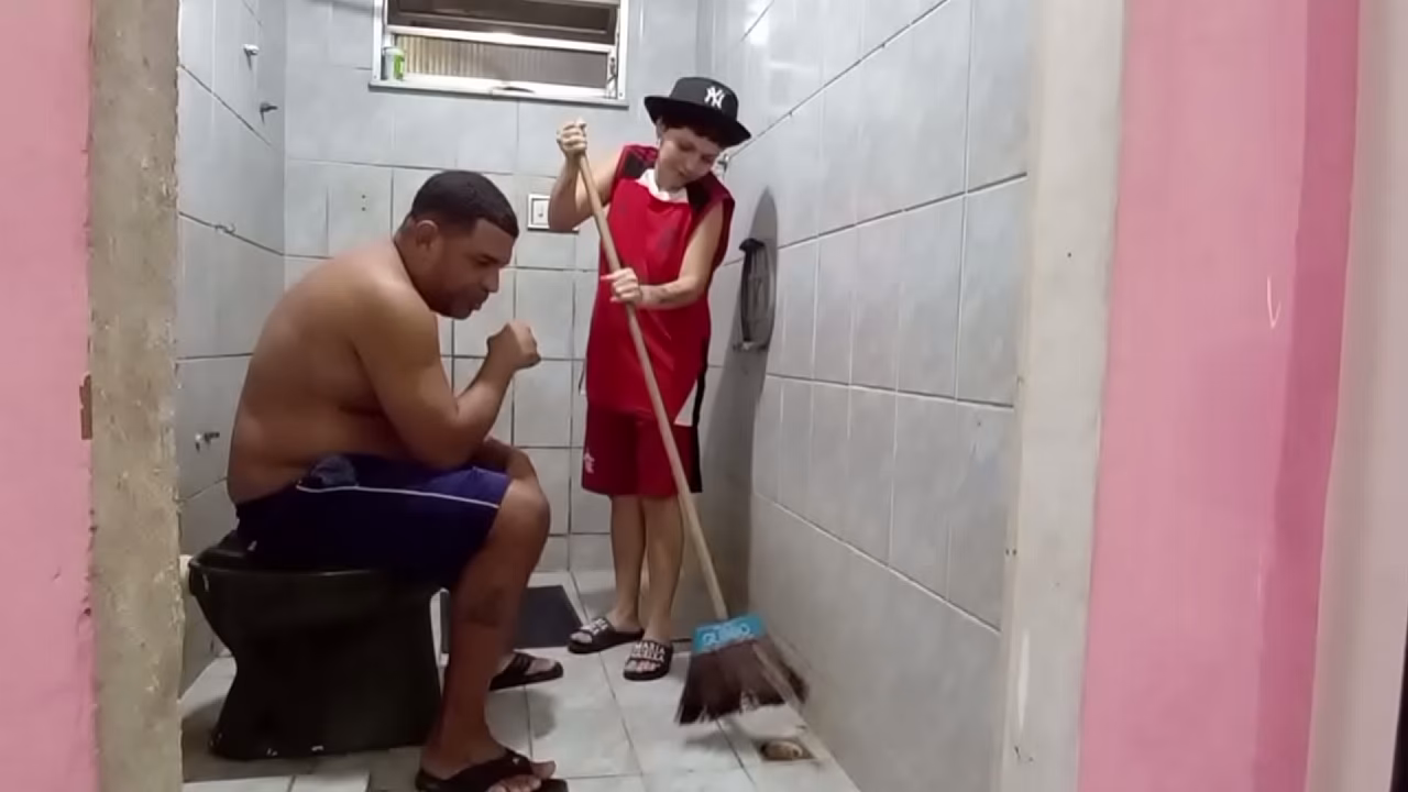我穿上婴儿鞋在浴室里喂奶。