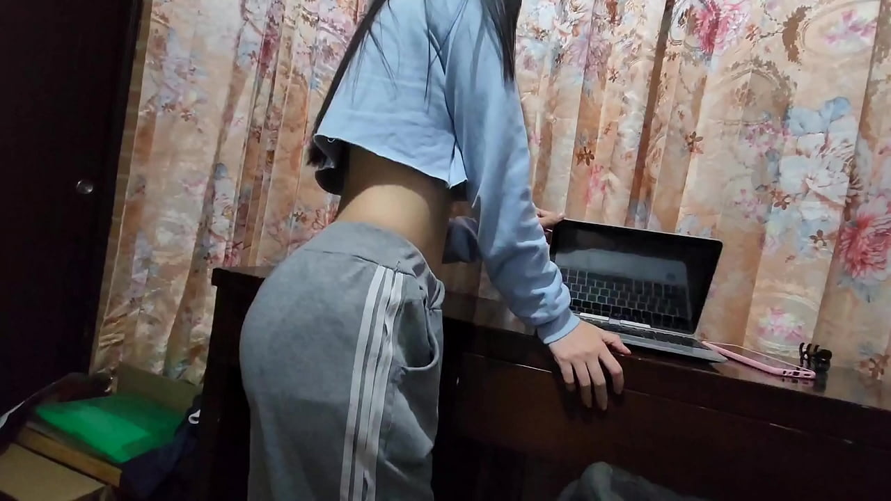 劳拉接待了没有钱的计算机技术人员，他向他收取了硬福兰多拉费用。