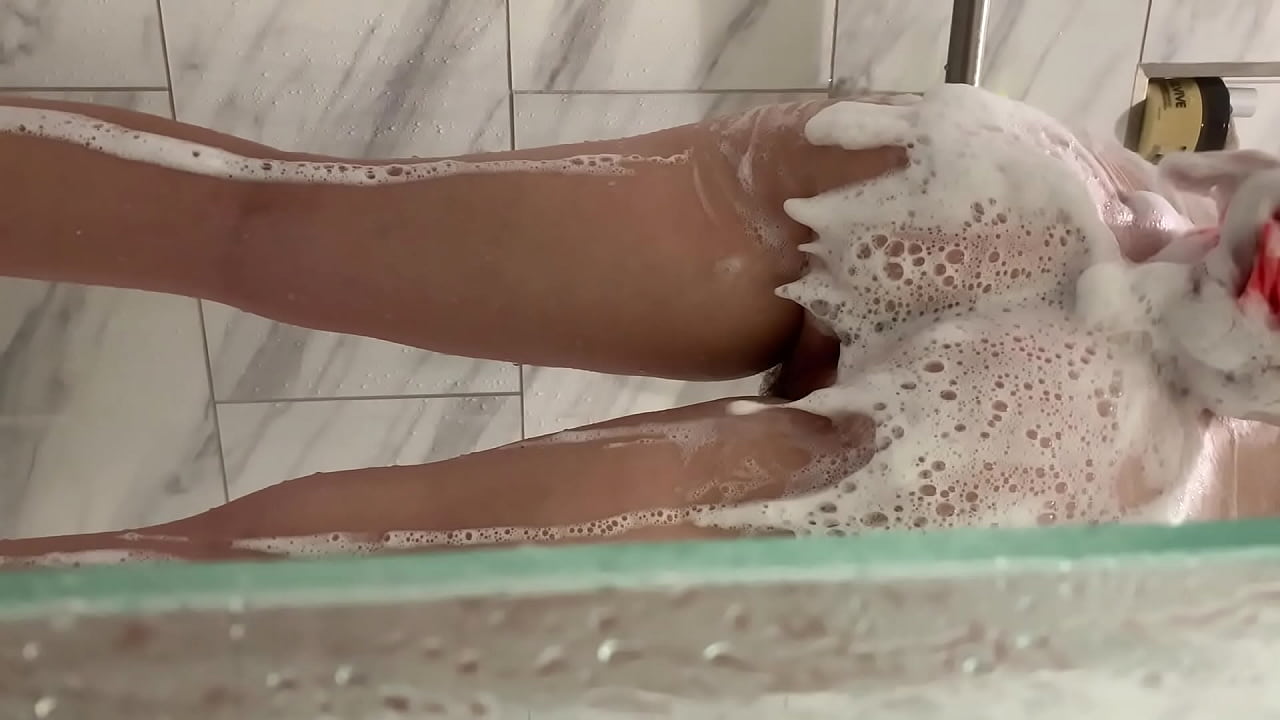 继兄 almost gets caught recording 继姐 showering