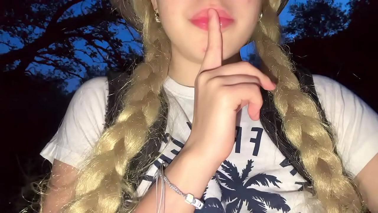 我在丛林中迷路了，我抚摸着我美味的粉红色阴部和我美丽的天然山雀
