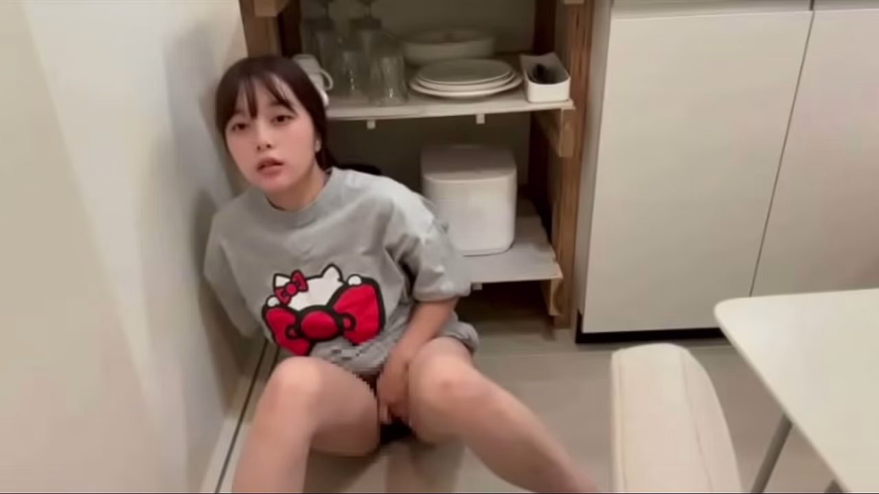 女大学生想要插入男友的阴茎，但男友不在身边，她只好独自自慰