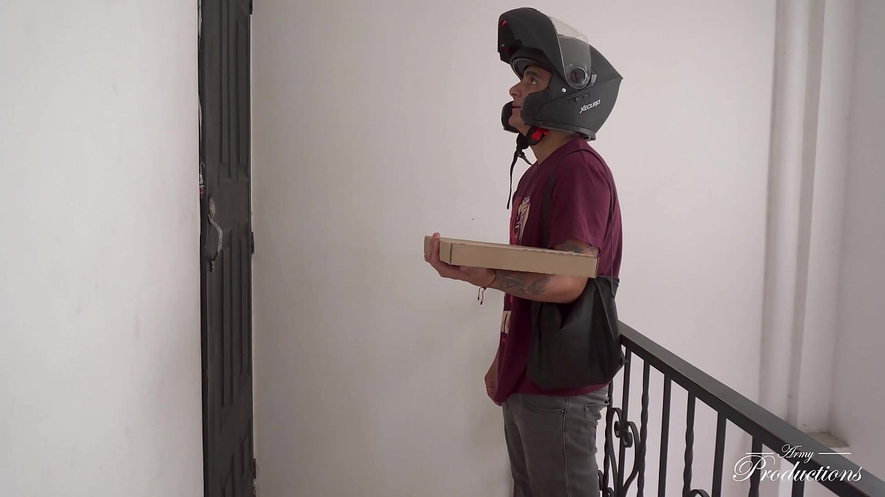 双重送货：网络摄像头模特在食物的同时点了三人行
