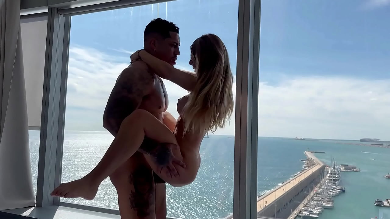 在高处口交，我用硬性行为征服了她 - La Petite Ange & Leo santos