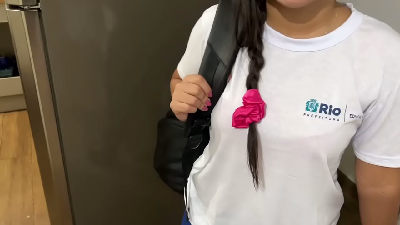 来自里约热内卢的学生在她的私人老师家里口交，学生正在教授如何口交鸡巴。