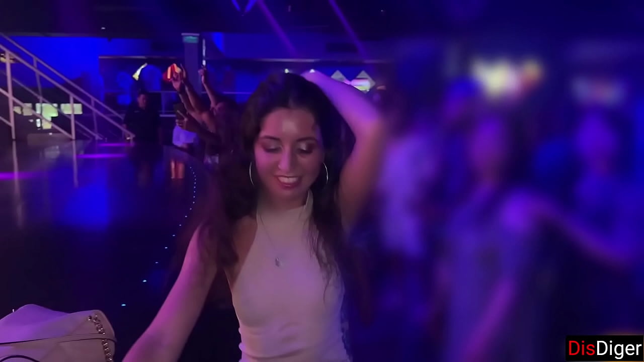 抱起一名学生并在夜总会厕所的所有洞里操她