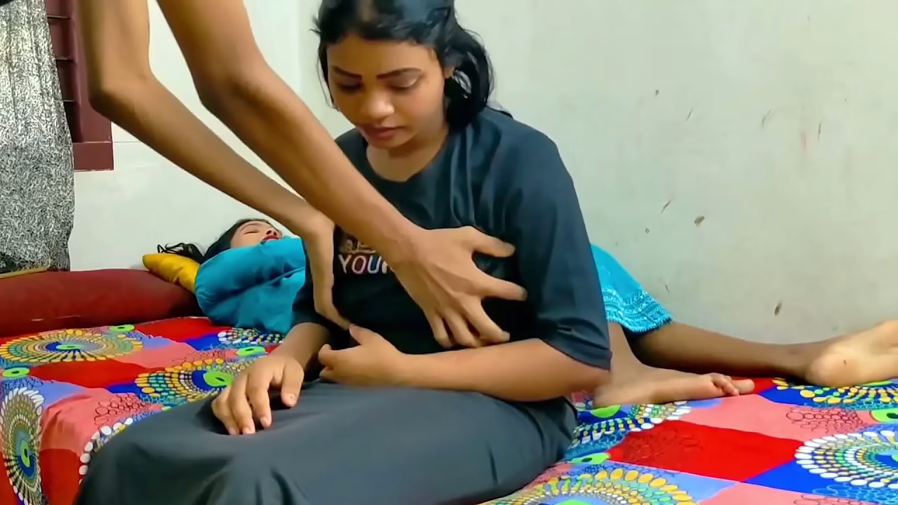 2026 年最佳三人性爱：- Rajesh 在同一张床上操了他的嫂子和妻子，一起享受三人性爱