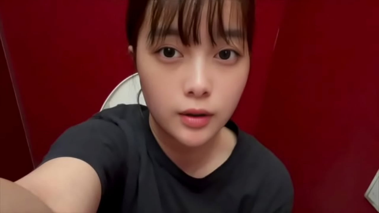 A 大学生 who is a plain character at school but is curious about sex and masturbation. She wants to experience it soon...