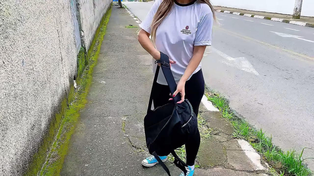 学生和老师一起搭车，并在车上给他口交。