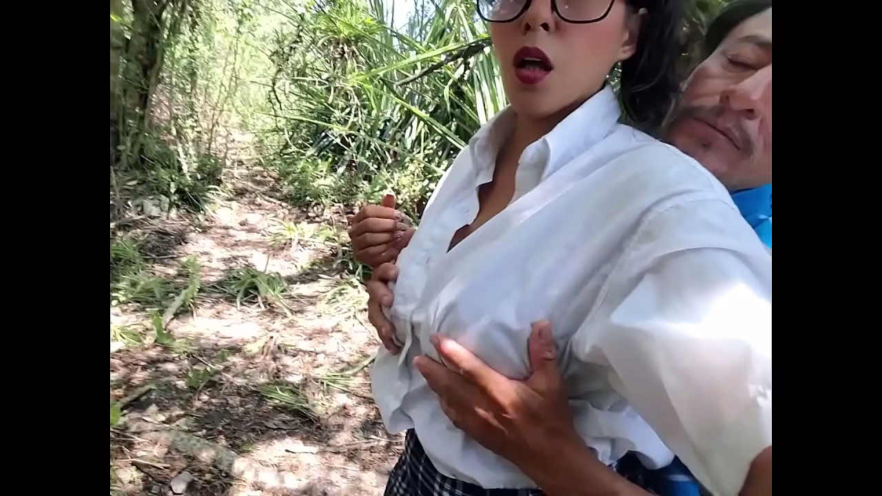 The old, perverted 继父 fucks his big-assed college-aged 继女 in the woods.